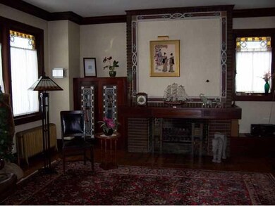 Living Room. Extraordinary space loaded with stain