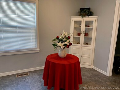 Dining Room w/Corner Built-In Hutch