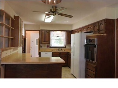Spacious Country kitchen with new dishwasher! Frid