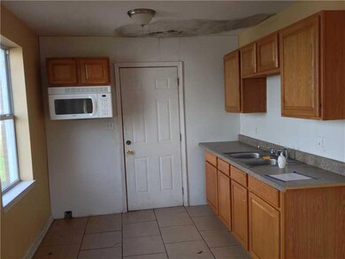 Kitchen. LOWER UNIT