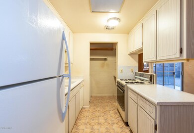 1625 W Eugie-6