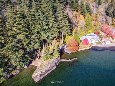 End of road property on the edge of Agate Bay. Boat launch and very own huge rock!