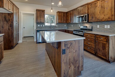 523 NW Rimrock Ct, Redmond, OR 97756 - photo 4