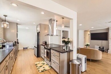 Kitchen with appliances with stainless steel fini