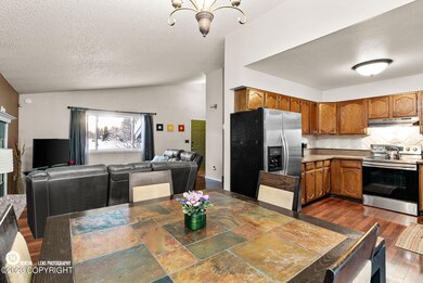 NATURAL LIGHT/SOUTH FACING