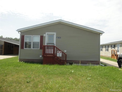 Manufactured / mobile home with a front lawn