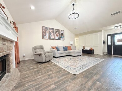 284 S Kit Carson St, Fort Gibson, OK 74434 - photo 4