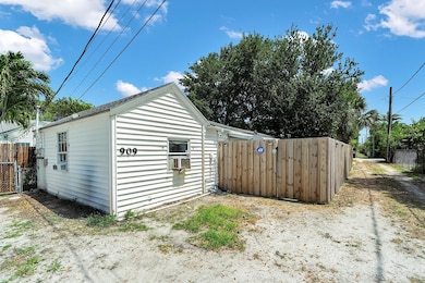 909 N Palmway unit B, Lake Worth, FL 33460 - photo 2