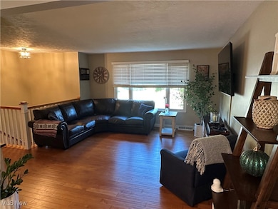 25331 Tyndall Falls Dr, Olmsted Falls, OH 44138 - photo 3