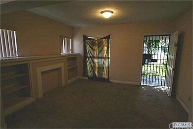 NICE LIVING ROOM WITH CABINETS