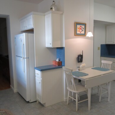 Kitchen, refrigerator little eat-in