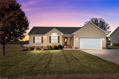 119 W Edinburgh Ct, Statesville, NC 28625 - photo 2