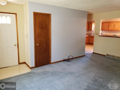 1310 S 10th Ave E, Newton, IA 50208 - photo 3