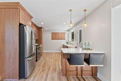 beautiful design...quaint breakfast bar with penda