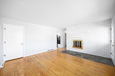 889 Thomas Lane 020
