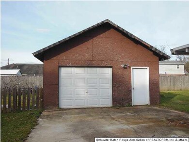 Large detached shop with roll up door and walk doo