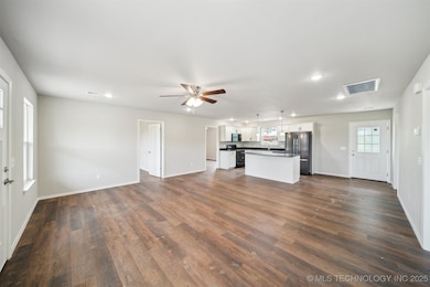 112 E Loy Ave, Chouteau, OK 74337 - photo 3