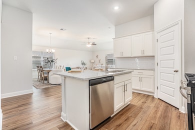 *STOCK PHOTO - COLORS & FEATURES MAY VARY