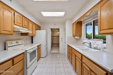 18-web-or-mls-Interior Finished-9