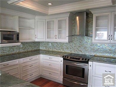 Ample Counter and Cupboard space, mosaic back spla