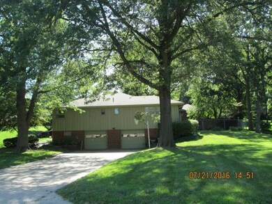 Over sized Garage and Workshop !