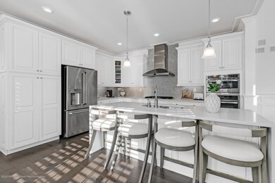 Gorgeous eat-in kitchen