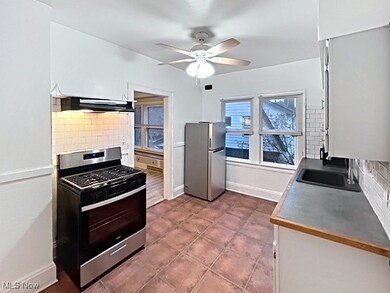 3365 E Scarborough Rd unit 2, Cleveland, OH 44118 - photo 4