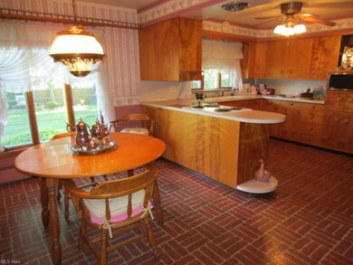 20 x 11 Eat in kitchen with plenty of cabinets, co