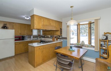 Connected to kitchen, Pendant lighting, Bay window