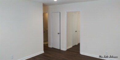 Family room with hardwoods throughout! Tile in bat