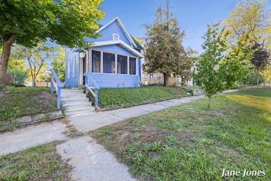 924 Oakhill St SE, Grand Rapids, MI 49507 - photo 2