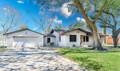 103 Fairway Dr, Alvin, TX 77511 - photo 3