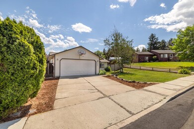 3338 SW Salmon Ave, Redmond, OR 97756 - photo 2