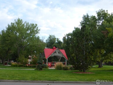 1 Block to Firefighters Park!