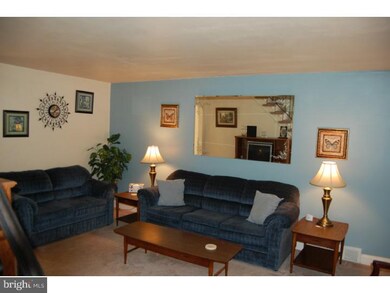 1002 Windsor Rd, Darby, PA 19023 - photo 4