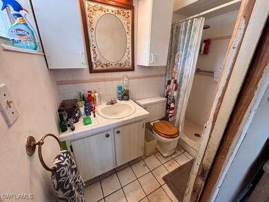 Bathroom with tasteful backsplash, tile patterned