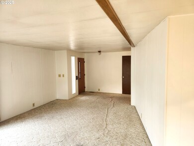 Living Room/Entrance