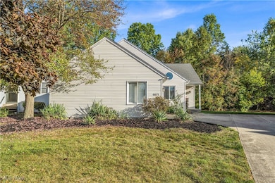 6671 Laurel Ln unit 142, Olmsted Falls, OH 44138 - photo 2