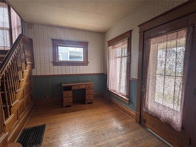370 16th St SE Entryway