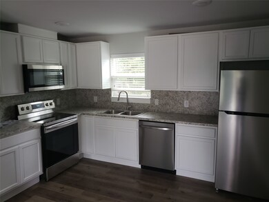 211 Lulac St unit 2, Alvin, TX 77511 - photo 6