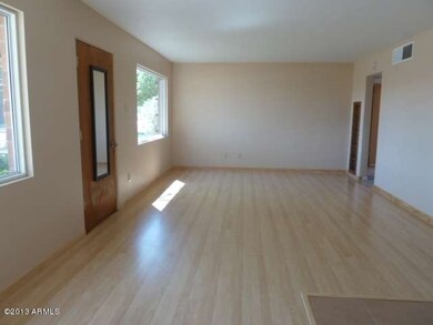 001-LIVINGROOM