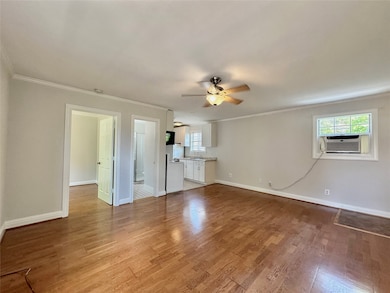 114 1/2 Munford - Living Room