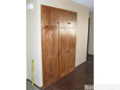 Large Pantry w/ Pull-outs