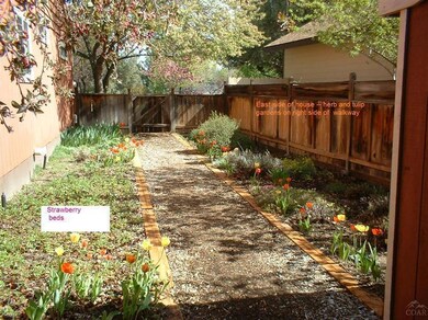 1113 SE Palmwood Ct, Bend, OR 97702 - photo 5