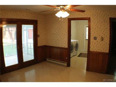 Dining area. Vinyl floor. Fan/light combination. B