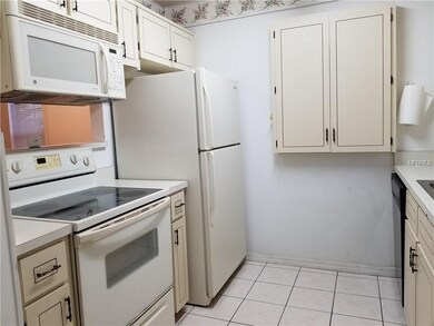 Nice bright kitchen. Tile floors and all appliance
