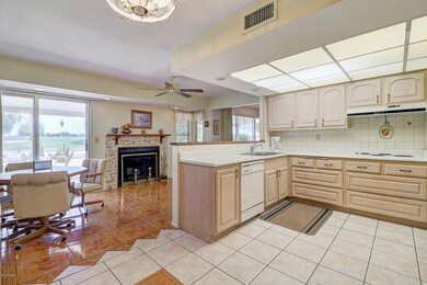 KITCHEN/BREAKFAST AREA