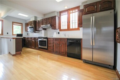 Check out those stainless steel appliances!