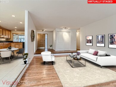 Living Room/Entrance