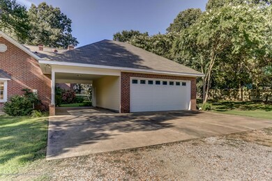 Garage & carport/breezeway